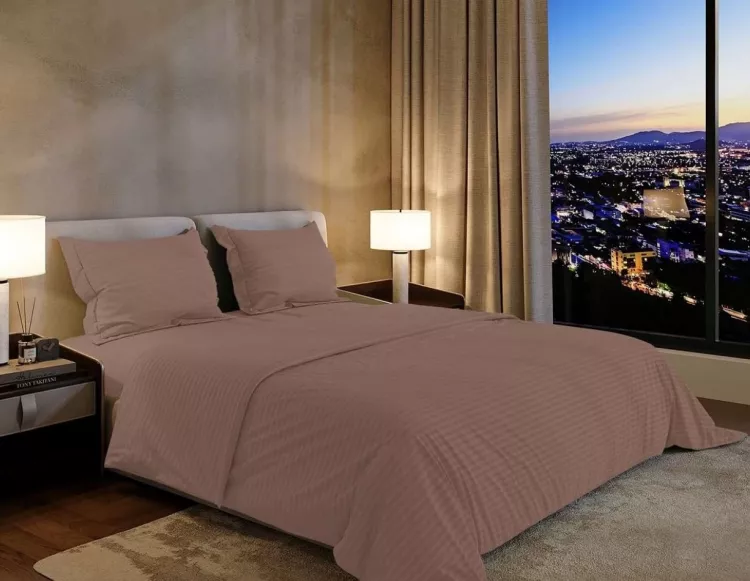 Постельное белье сатин страйп с простыней на резинке в подарочной упаковке - Капучино